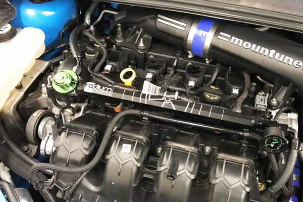 Radium Port Injection FST Install Kit w/Black DMR - Ford Focus EcoBoost LW/LZ 13-18 - Radium Engineering | Coore Australia