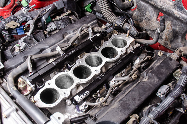 Radium Fuel Rail Plumbing Kit - Nissan 350Z 03-07/Skyline V35 (VQ35DE) - Radium Engineering | Coore Australia