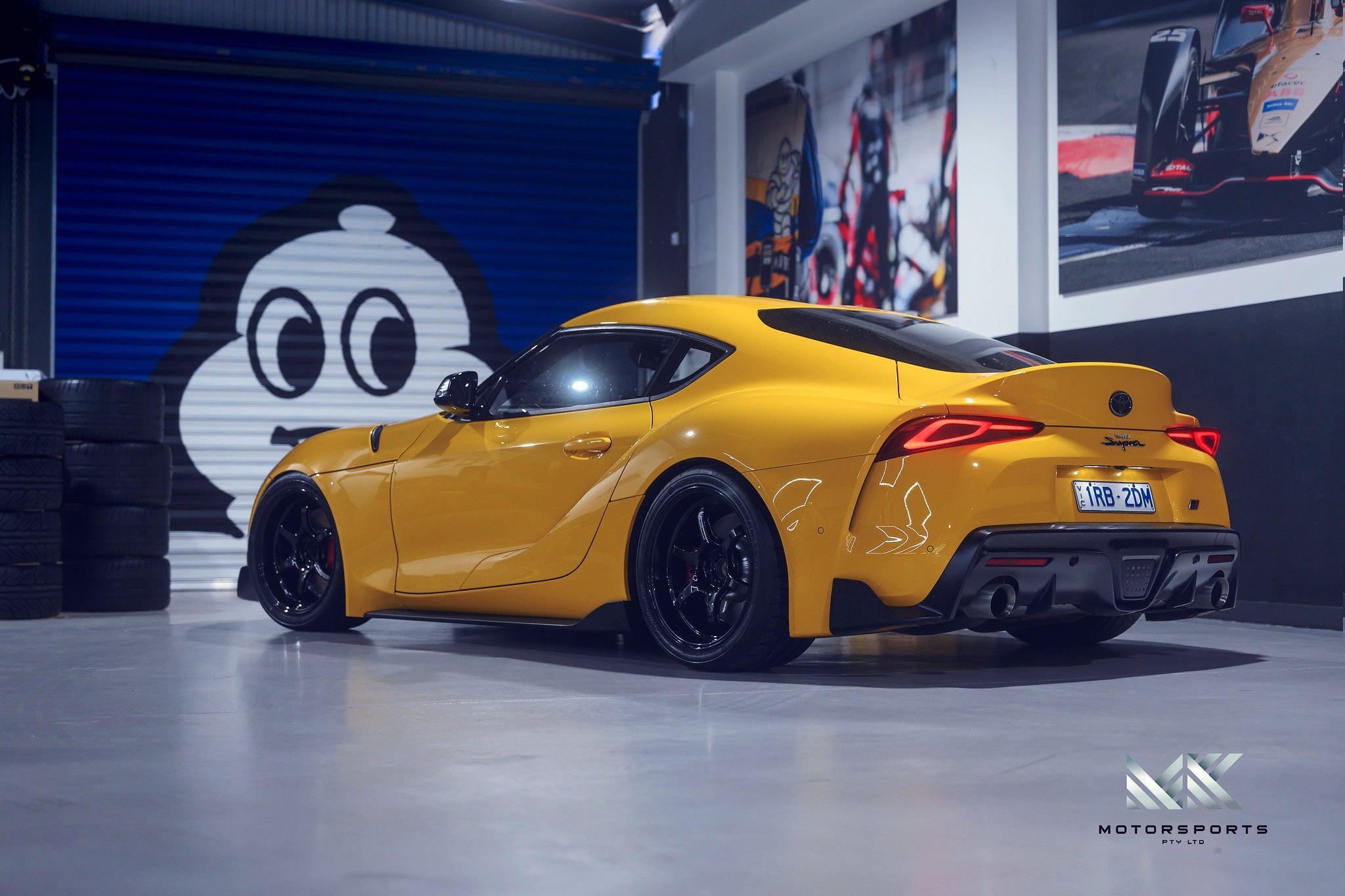 Advan Racing R6 wheel