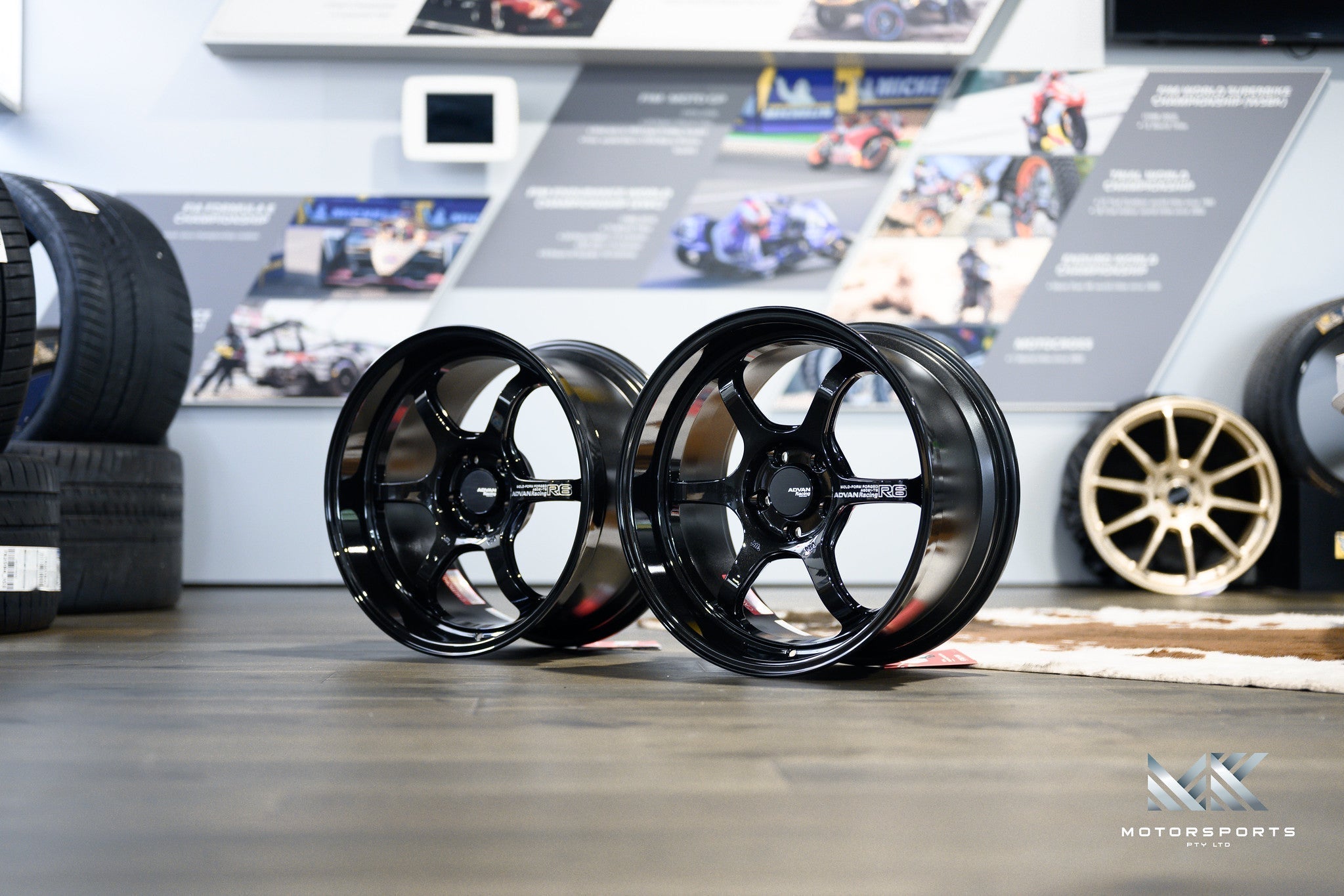 Advan Racing R6 wheel – view 2