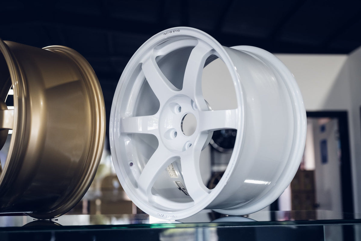 Volk Racing TE37 Saga SL wheel – Dash White (DW)